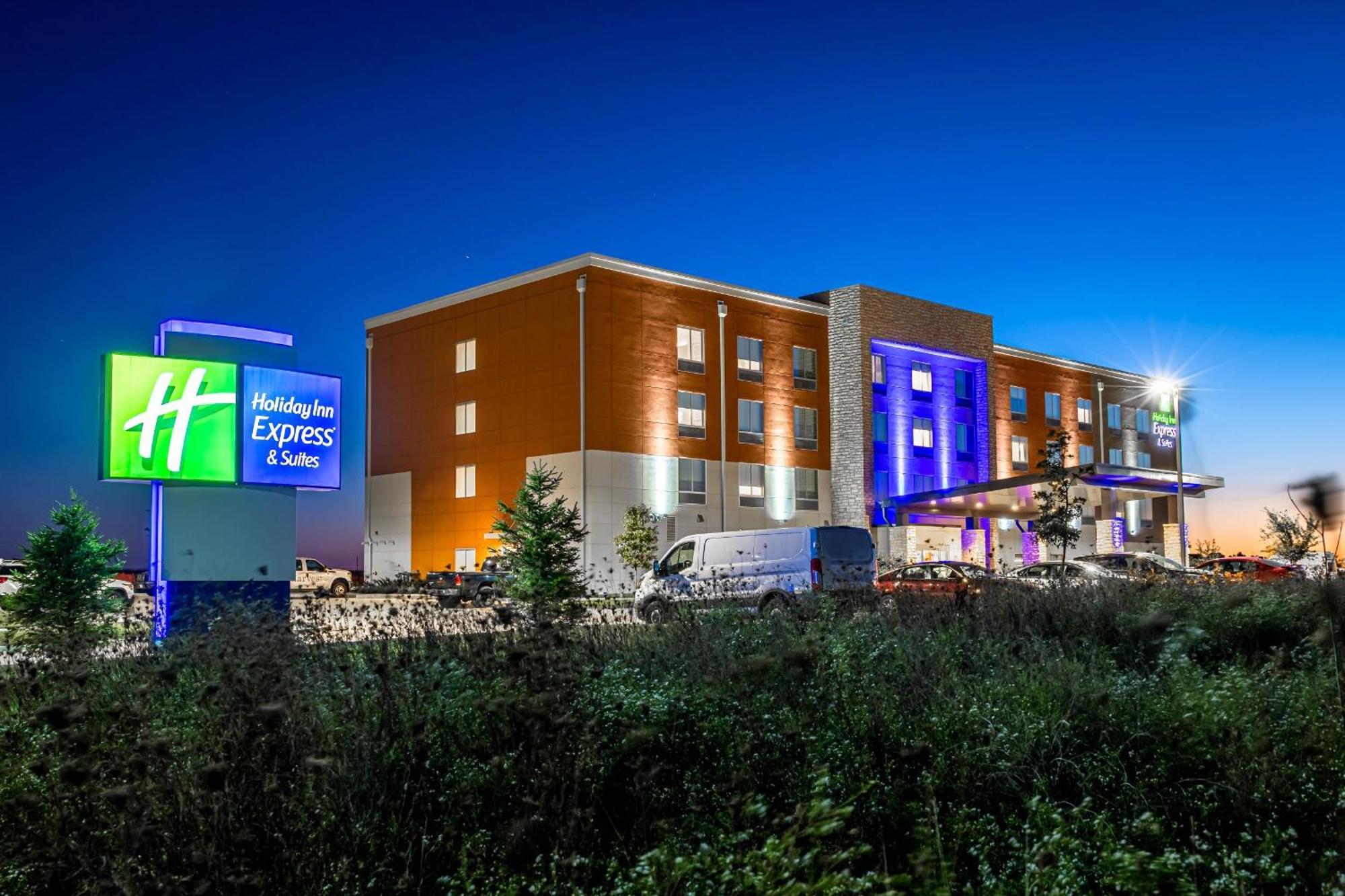 Holiday Inn Express & Suites - Rantoul By Ihg Bagian luar foto
